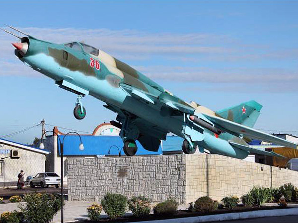 памятник самолет СУ-17М